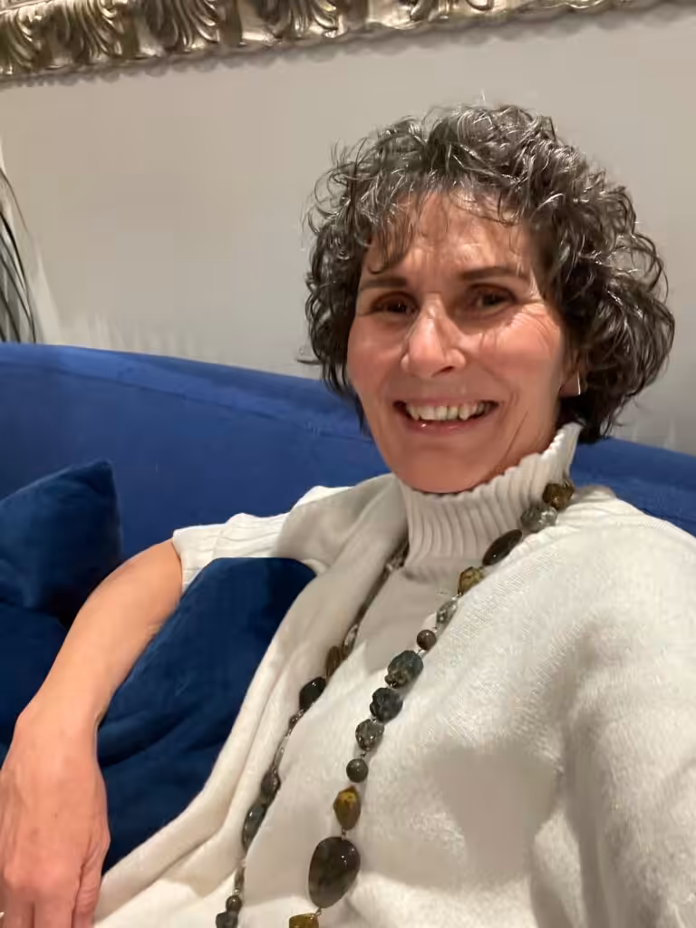 Silvia auf blauer Couch